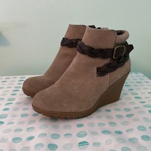 White Mountain Isabella suede ankle boots size 6.5 beige